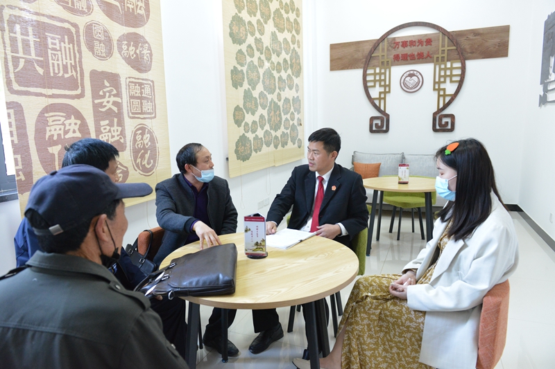 1587092024499001660.jpg 圖為法官在調解室內調解糾紛.jpg