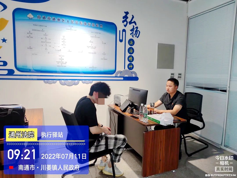 131657681105119325.jpg 執(zhí)行干警在執(zhí)行驛站與被執(zhí)行人談話.jpg