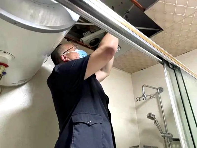 301661825214652548.jpg 法官現(xiàn)場勘察尋找房屋漏水原因.jpg