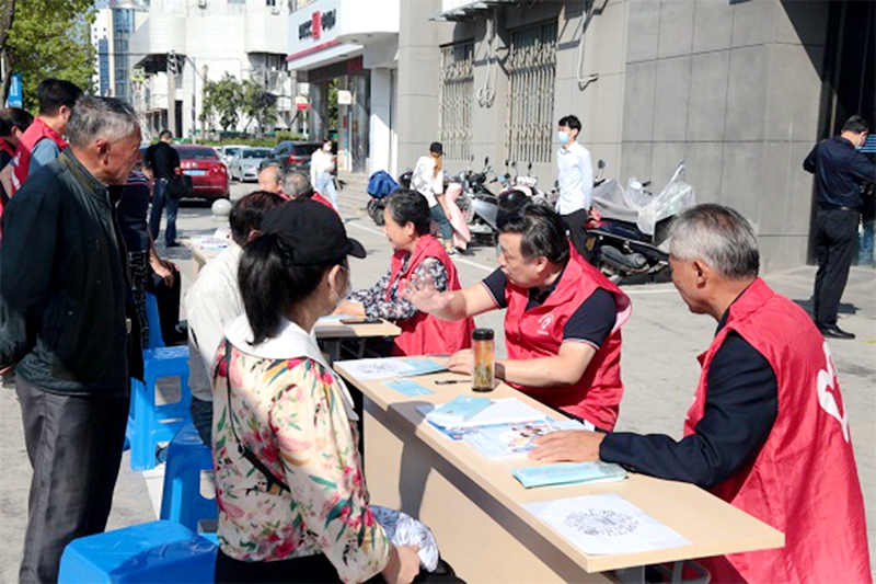 091665279159245412.jpg 通州法院老法官國慶期間普法忙.jpg