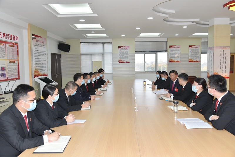 021667353548931210.jpg 圖三:李銀江與部分干警面對面交流。.jpg