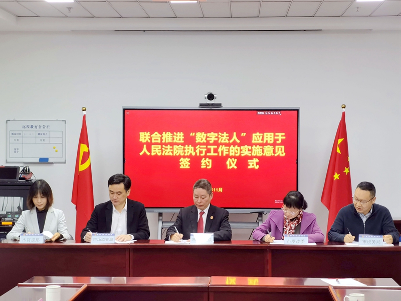 231669167067191066.jpg 各方進(jìn)行簽約.jpg