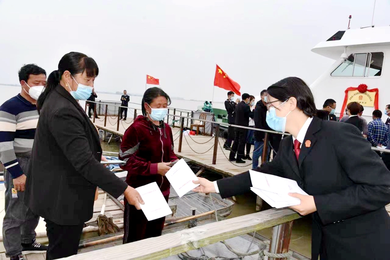 061672985153796459.jpg 十一、湖區(qū)上船發(fā)放宣傳材料.jpg