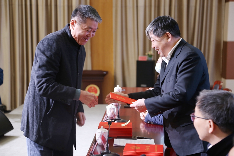 081675820771583694.jpg 2.頒發(fā)任命書.jpg