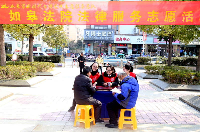 1.廣場(chǎng)擺攤，志愿普法.png