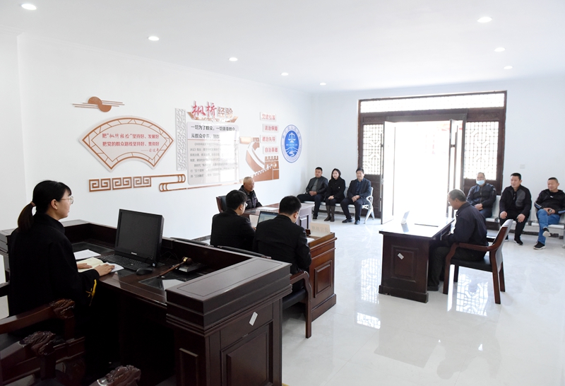 生態(tài)富民廊道巡回法庭正在開(kāi)展巡回審判.jpg