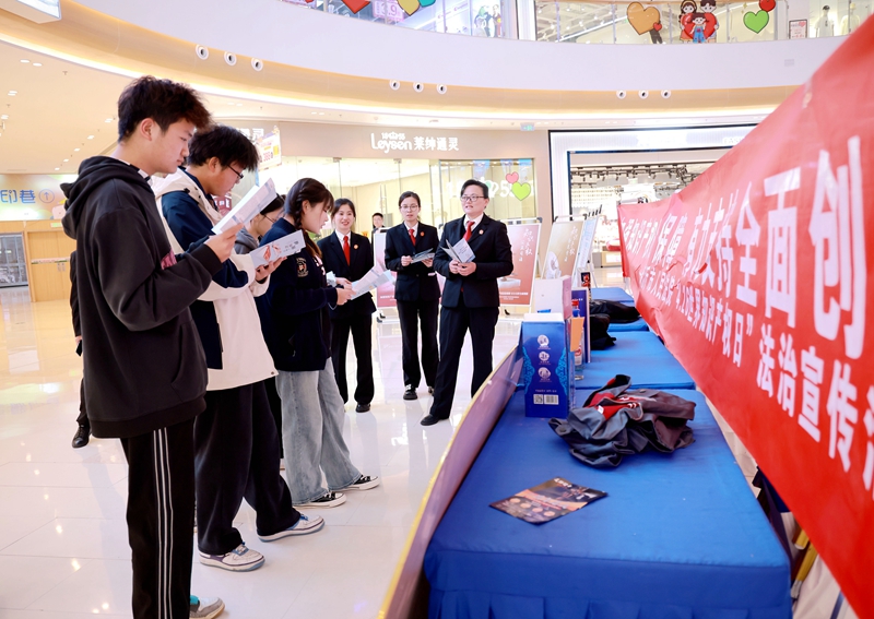 王雨璠攝 新沂法院干警們引導群眾前往“侵權證物展示區”近距離學習如何辨別真假商品，同時也為經營者敲響警鐘。.JPG