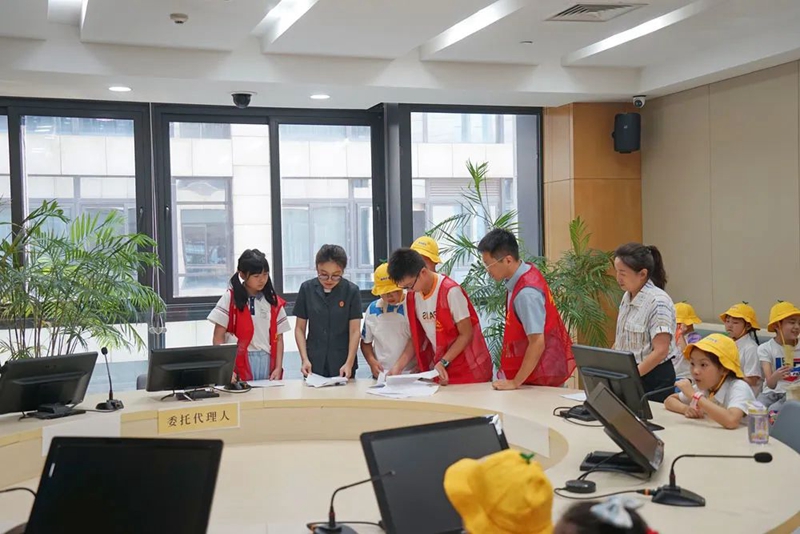 301693376421949899.jpg 小朋友參觀少年法庭.jpg