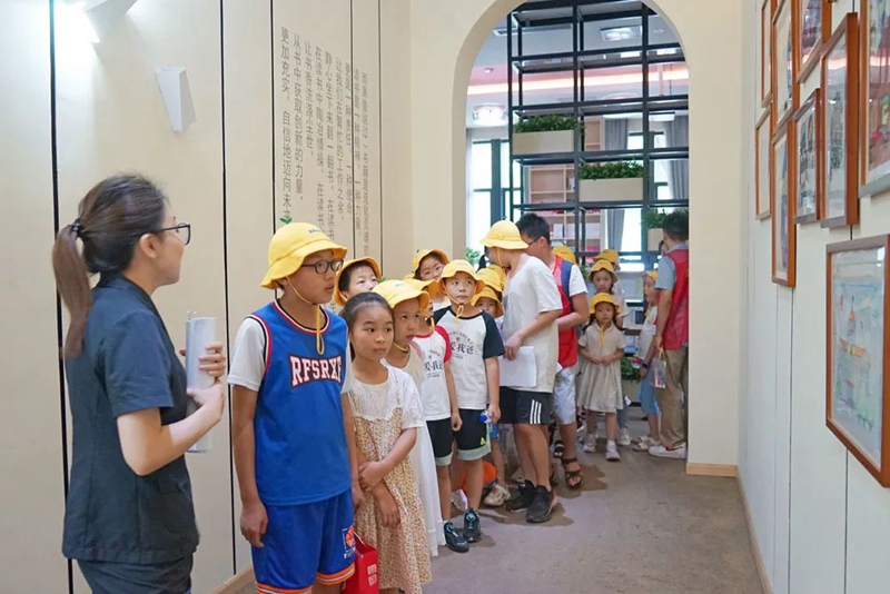 301693376429129551.jpg 小朋友參觀法治文化長廊.jpg