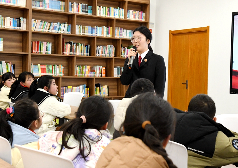 041709516869991882.jpg ①干警現(xiàn)場(chǎng)授課_副本.jpg