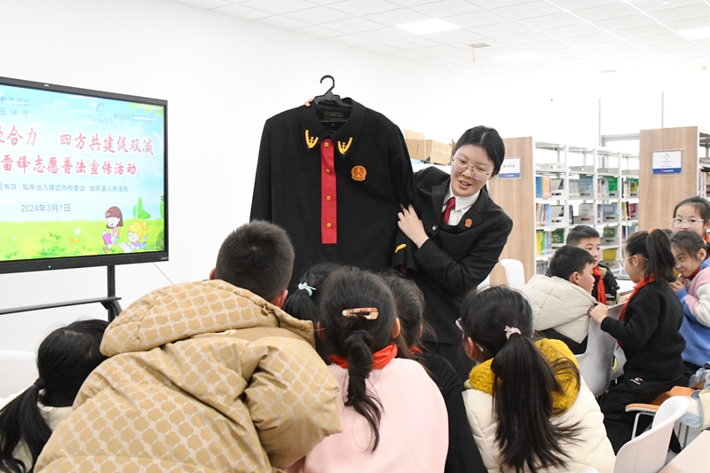 041709516873398026.jpg ②干警講解法袍元素_副本.jpg