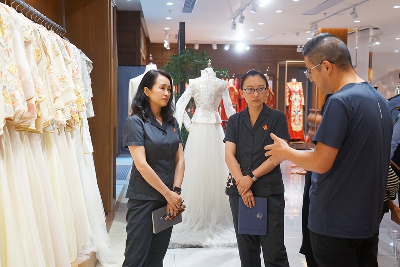 231729647702514505.jpg 法官走訪虎丘婚紗城代表商家4.jpg