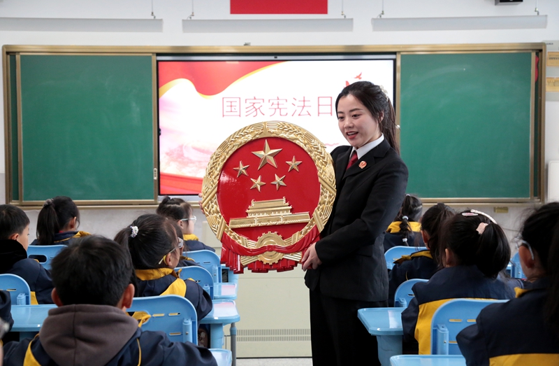 041733275487533490.jpg 1.通州法院干警向孩子們介紹國徽.JPG