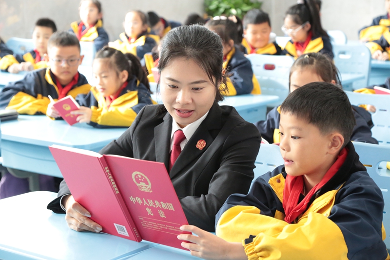 041733275490859756.jpg 2.通州法院干警帶領同學們誦讀憲法.JPG