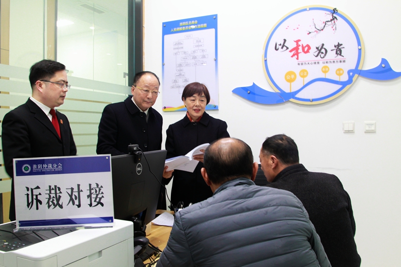 仲裁員聯合法官通過“訴裁調一體化商事解紛中心”，高效化解“訴裁對接”案件。.jpg