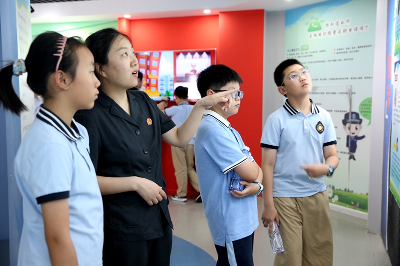 221753150442434358.jpg 2.圖為在青少年法治教育基地,法官講解未成年人自我保護(hù)的方法.JPG