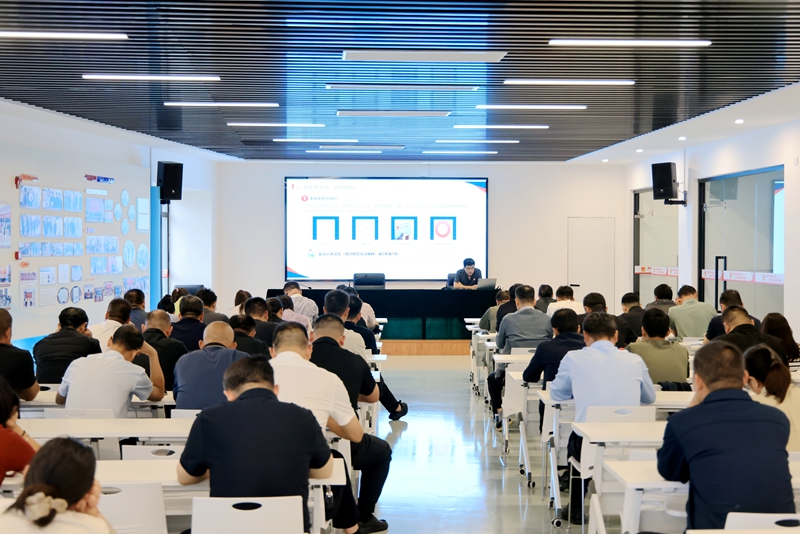 171758073703740865.jpg 王雨璠攝 新沂法院民二庭趙帥法官以“學借貸、明法規、護財富、守安全”為主題進行普法宣講.JPG