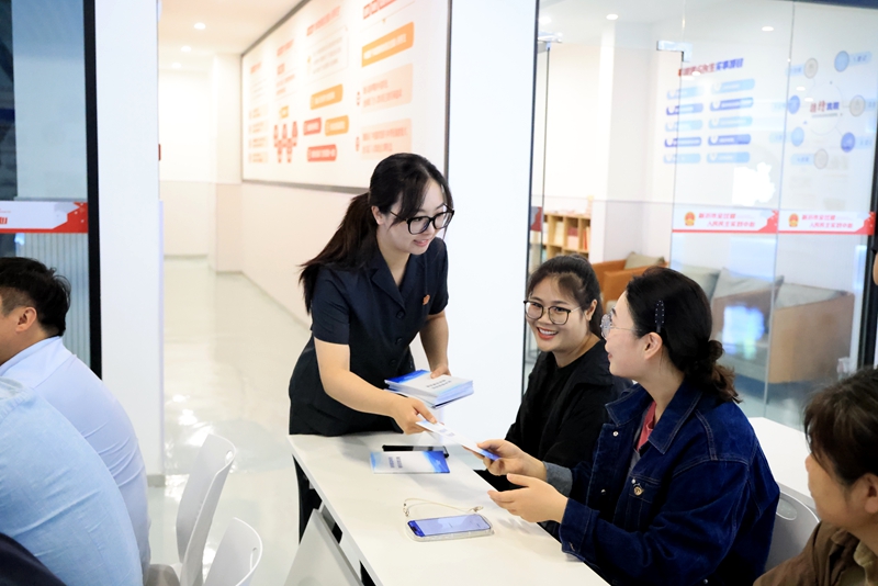 171758073707186053.jpg 王雨璠攝 干警發放《民間借貸糾紛相關法律法規》《民營企業常見法律風險分析及典型案例》等法律宣傳手冊.JPG