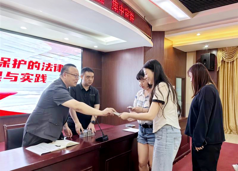 141760405654398452.jpeg 法庭向村居干部贈送普法宣傳視頻.jpeg