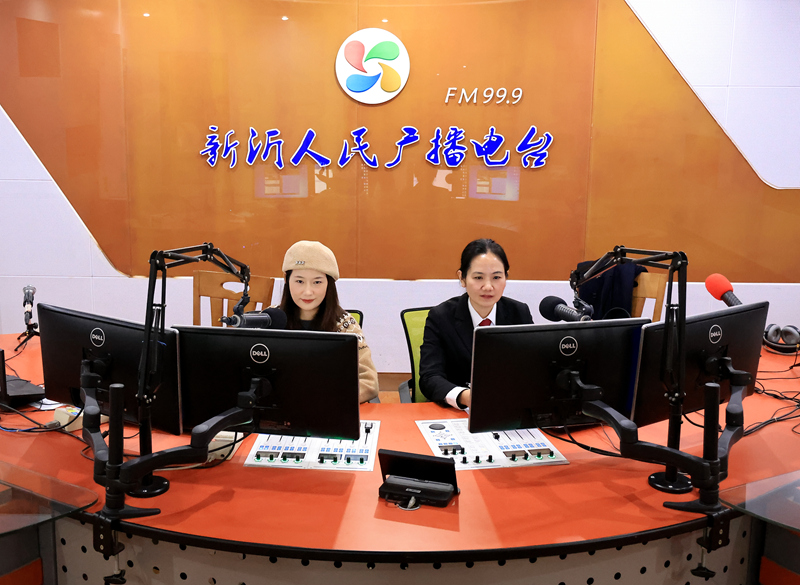 王雨璠攝 11月10日上午，新沂法院審判委員會專職委員、民二庭庭長苗苗走進“行風熱線”欄目.png