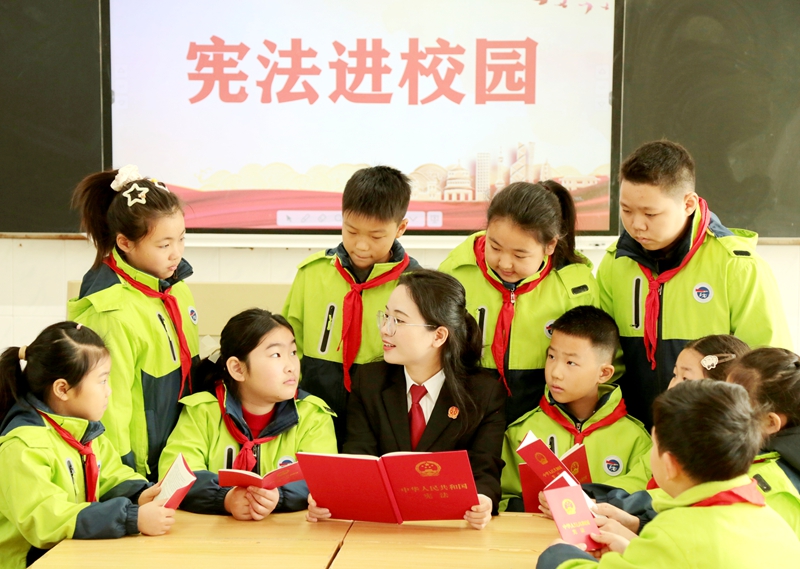 041764814253543751.jpg 法官帶領孩子們一起讀憲法、學憲法.jpg